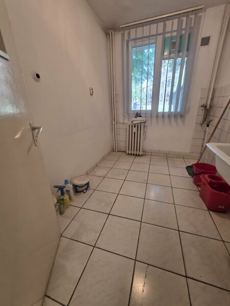 Alexandru Obregia, apartament 3 camere cu destinatie  spatiu comercial.